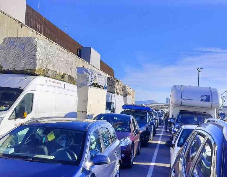 Embouteillage de véhicules sur une route