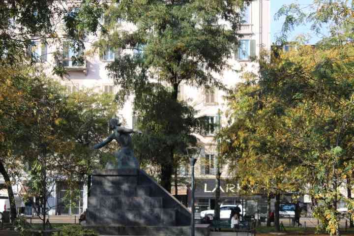 Une statue dans un parc ou une place publique, photo gratuite