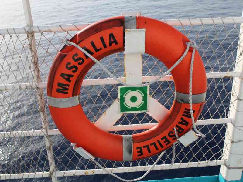 Une bouée de sauvetage qui porte les inscriptions "MASSALIA" et "MARSEILLE", photo gratuite