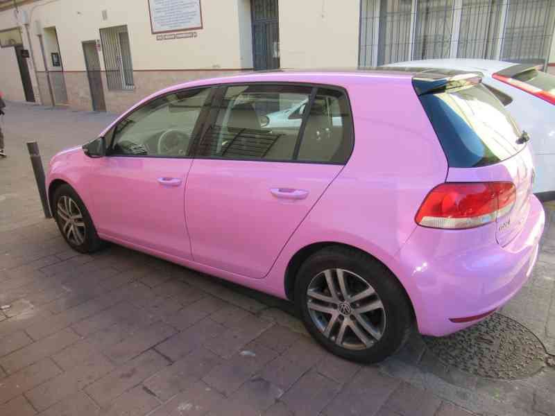 Une voiture garée dans une rue, photo gratuite