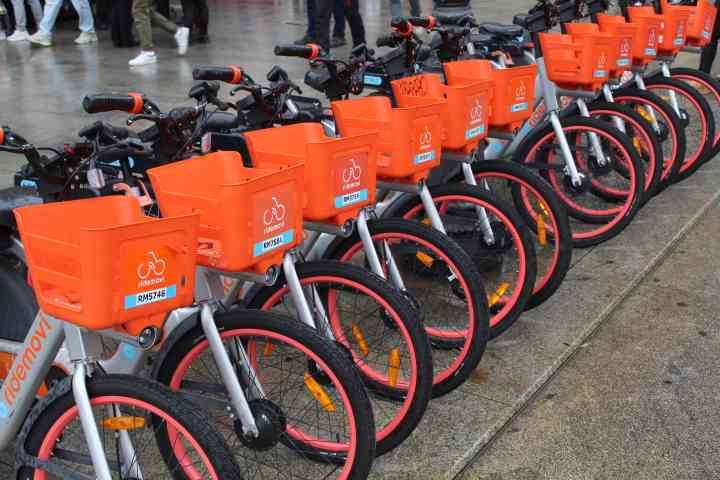 Des vélos électriques en libre-service dans les rues de Milan, photo gratuite