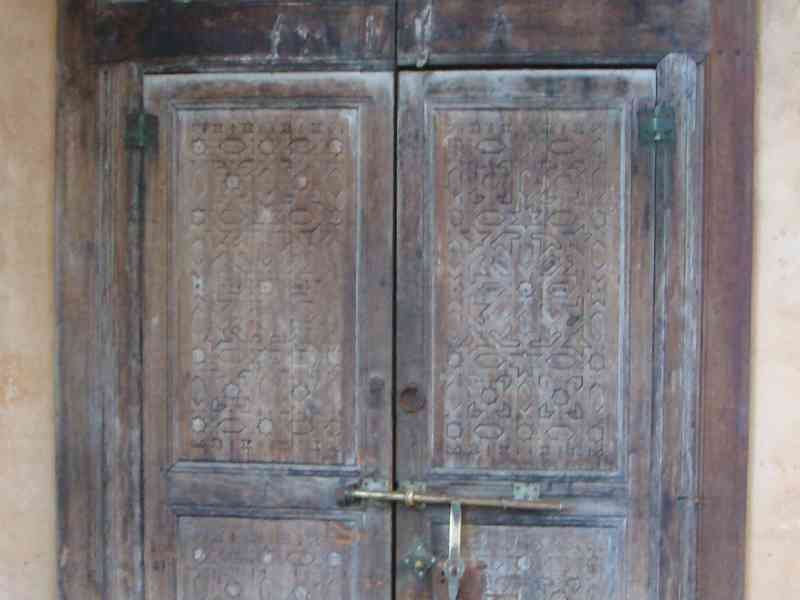 Porte ancienne en bois sculpté photo gratuite