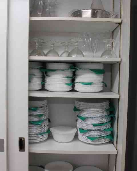 Une armoire de rangement remplie de vaisselle, photo gratuite