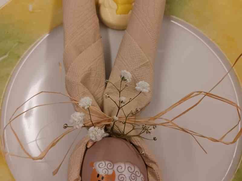 Un pliage de serviette sur une assiette, décoration Pâques, photo gratuite