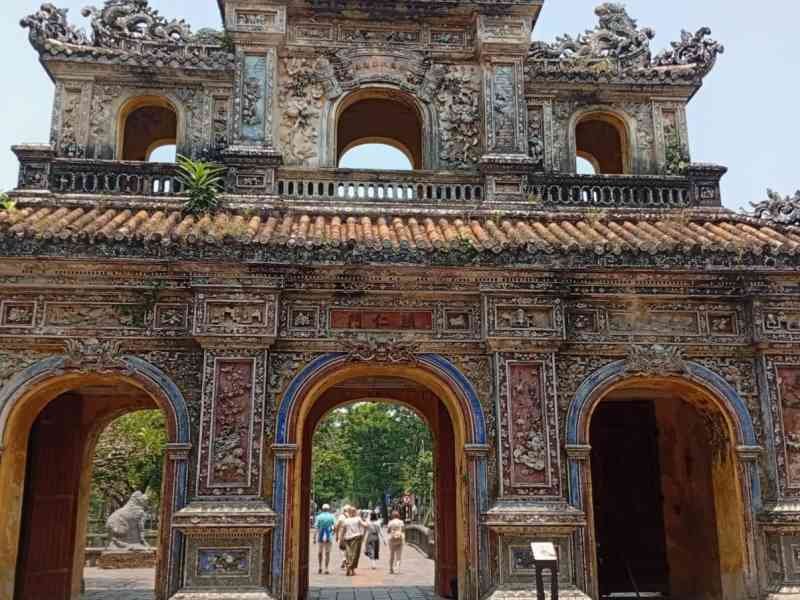 Porte du Midi (Ngo Mon), l'entrée principale de la Citadelle impériale de Hué au Vietnam, photo gratuite
