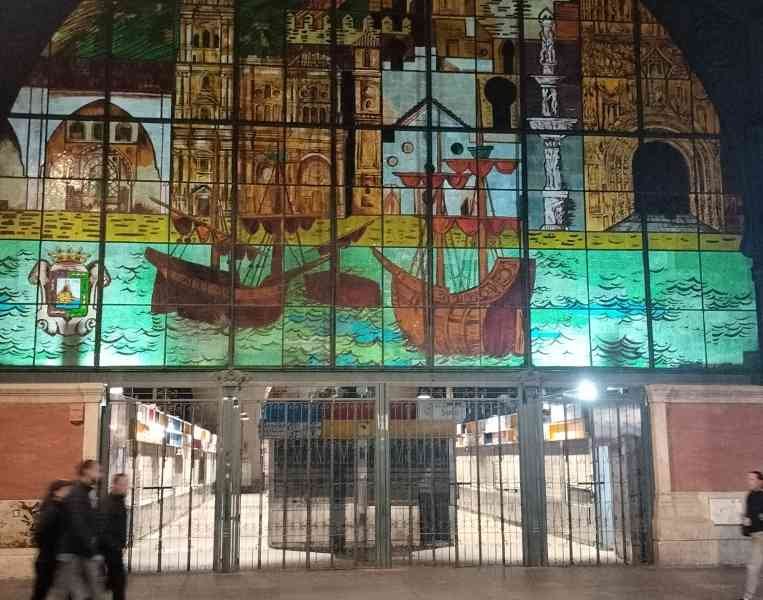 Marché central d'Atarazanas de nuit, photo gratuite