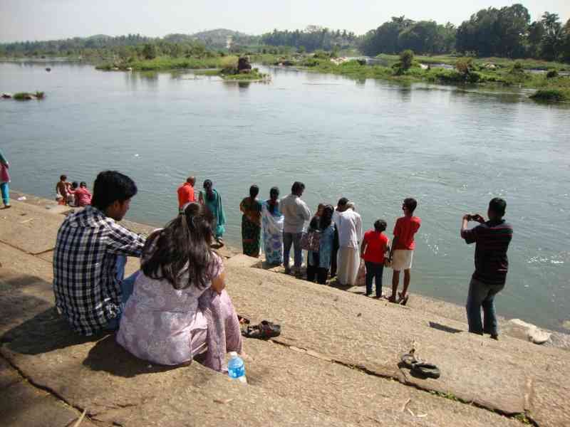Un groupe de personnes au bord d'une rivière, photo gratuite