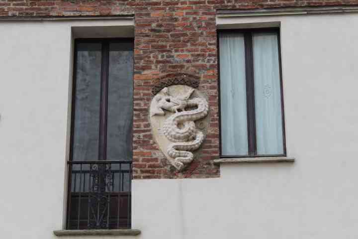 Du Biscione, un symbole héraldique représentant un serpent avec un enfant dans sa bouche, souvent associé à la ville de Milan et à la famille Visconti, photo gratuite
