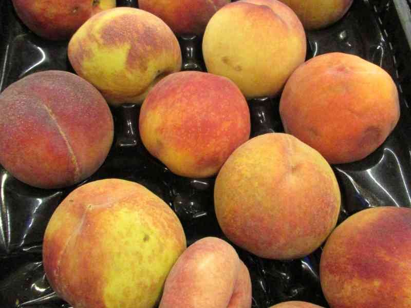 Pile de pêches en vente