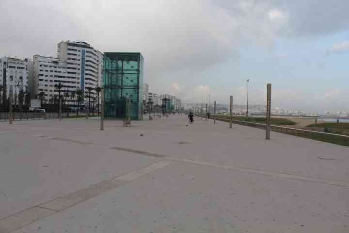 Des bâtiments blancs de plusieurs étages sur la corniche de Tanger Maroc photo gratuite