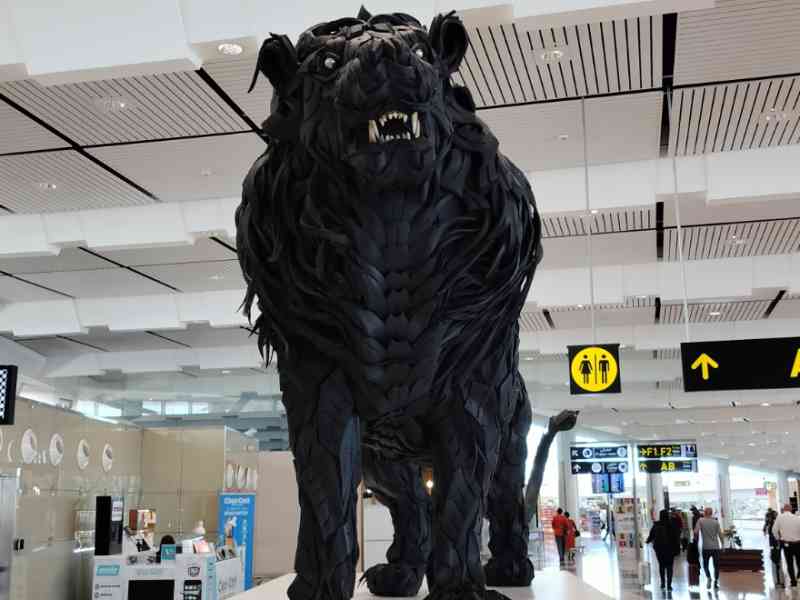 Statue d'un lion noir à l'aéroport de Casablanca Terminal 1