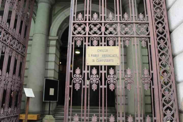 Porte d'entrée de l'église catholique Chiesa di Santa Maria Annunciata in Camposanto, située à Milan, en Italie, photo gratuite