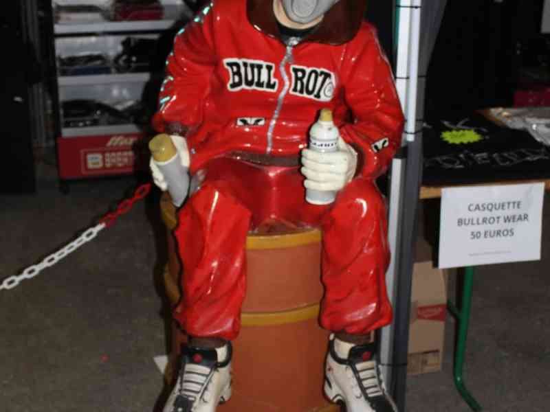 Une statue assis sur un tonneau photo gratuite