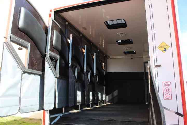 Intérieur d'un camion de transport de chevaux Koujane Concept photo gratuite