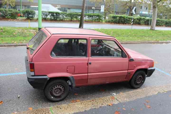 Une voiture Fiat Panda ancienne garée en ville photo gratuite