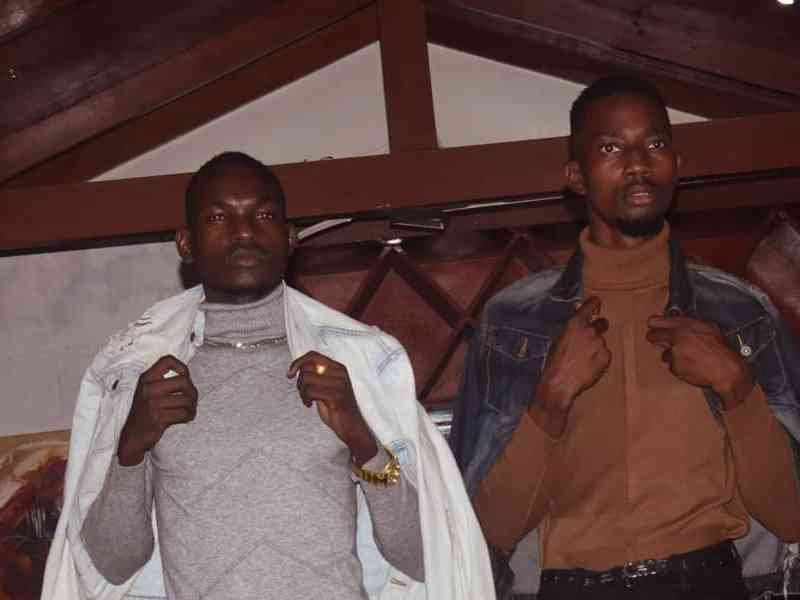 Style affirmé en duo denim et col roulé photo gratuite