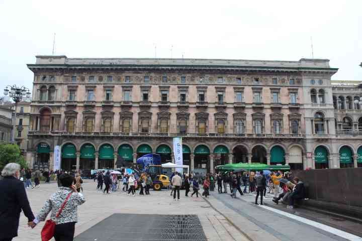 Le Dôme de Milan, la cathédrale métropolitaine de la Nativité de la Sainte Vierge Marie, située sur la Piazza del Duomo au centre de Milan, en Italie, photo gratuite