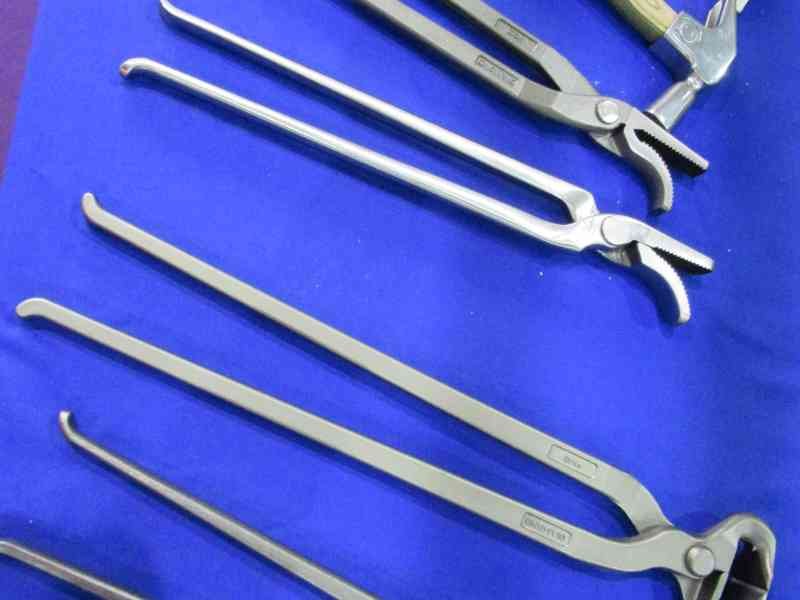 Outils de maréchalerie utilisés dans un Salon du cheval