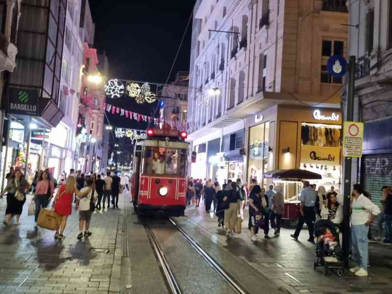 Tramway rouge sur l'avenue Istiklal à Istanbul en Turquie photo gratuite