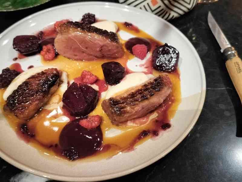Magret de canard à la betterave et fruits rouges