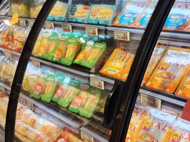 Rayon sandwichs dans un supermarché photo gratuite