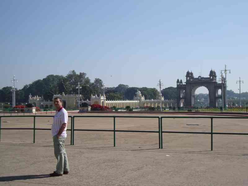 Un homme devant le palais de Mysore, photo gratuite