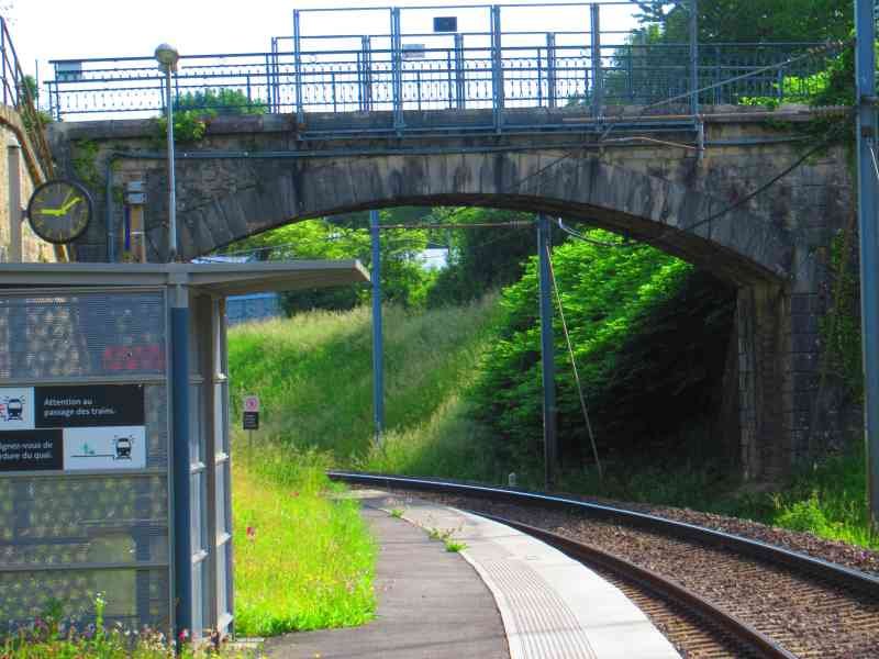 Une scène ferroviaire montrant une voie ferrée, un viaduc, un quai de gare, photo gratuite