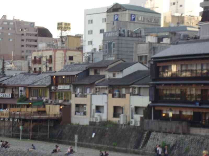 Maisons au bord de la rivière Kamo à Kyoto au Japon en Asie photo gratuite
