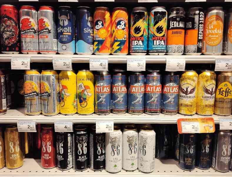 Rayon boissons bières dans un magasin