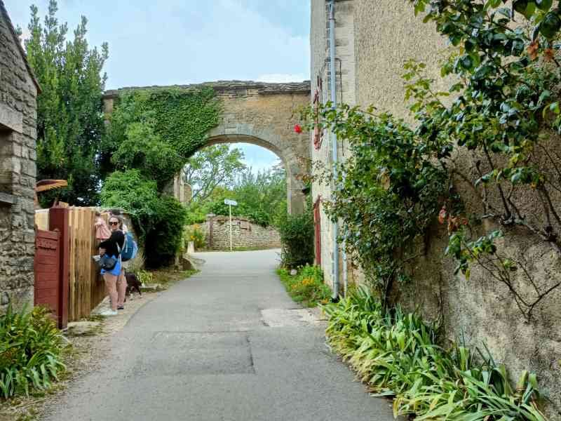 La rue de Granvelle à Pesmes, une cité médiévale comtoise située dans le département de la Haute-Saône, en France, photo gratuite