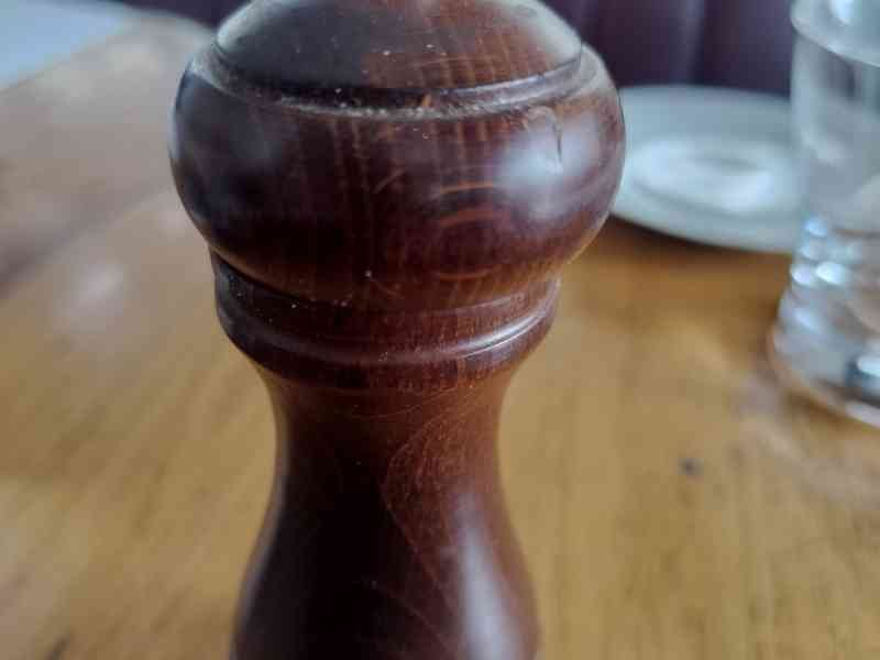 Un moulin à poivre en bois, photo gratuite