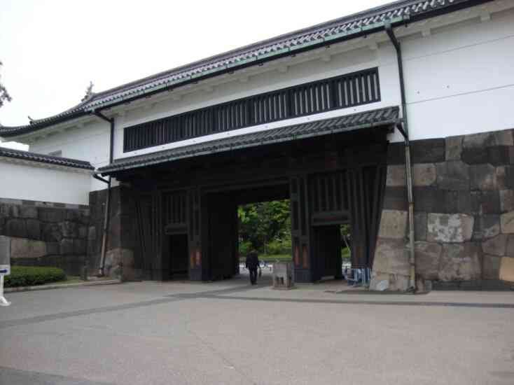 Porte monumentale d’un château japonais photo gratuite