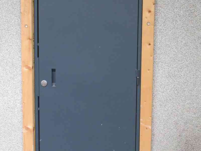 Porte métallique de couleur noire