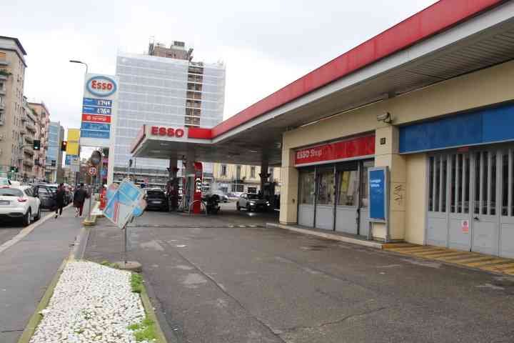 Station de service ESSO, Shop, dans la ville de Milan Lombardie en Italie photo gratuite