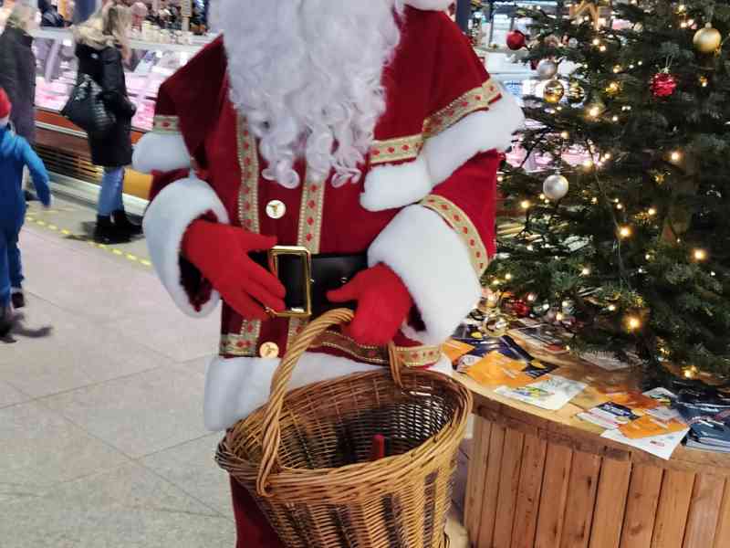 Père Noël debout avec un panier