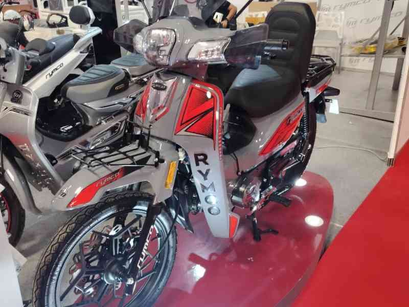 Une moto de type cyclomoteur de la marque RYMCO, photo gratuite