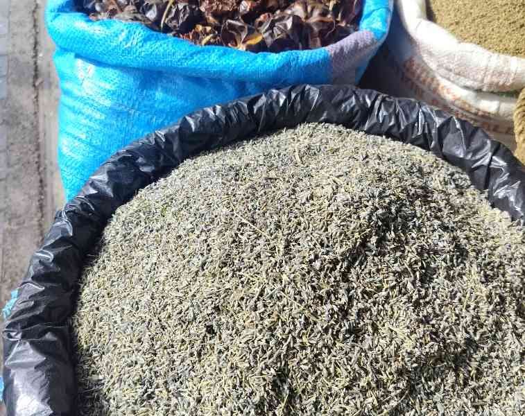 Des sacs de produits séchés, piment, des graines de chardon-Marie, photo gratuite