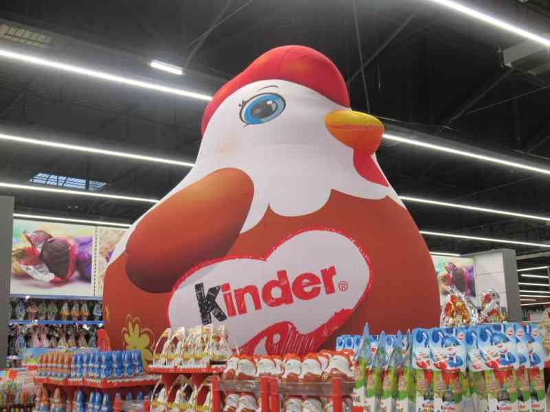 Poule gonflable géante de la marque Kinder installée dans un supermarché, photo gratuite