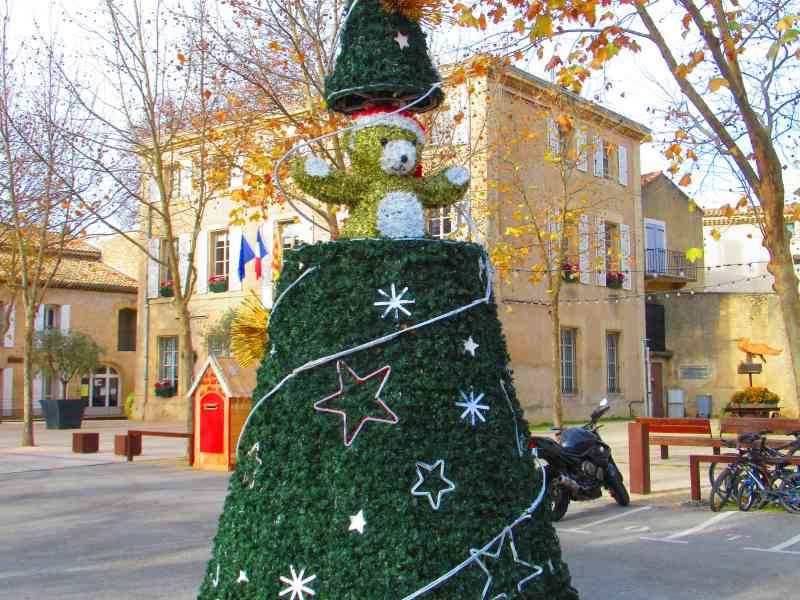 Gros sapin pour les festivités de noël photo gratuite
