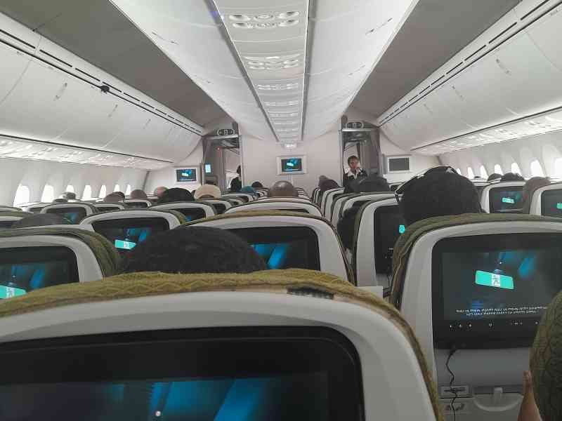 Intérieur de la cabine d'un avion Ethiopian Airlines avec écrans tactiles photo gratuite