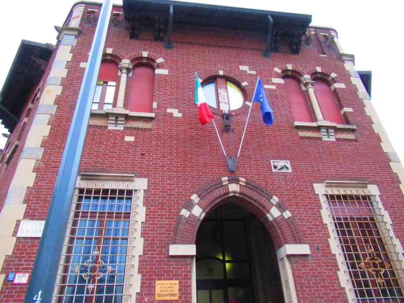 Photo gratuite de l'entrée d'un bâtiment, INSTITUTO DI CULTURA E DI LINGUE MARCELINE, deux drapeaux accrochés au mur, dans la ville de Milan Lombardie en Italie- Kostenloses Foto vom Eingang eines Gebäudes, INSTITUTO DI CULTURA E DI LINGUE MARCELINE, mit