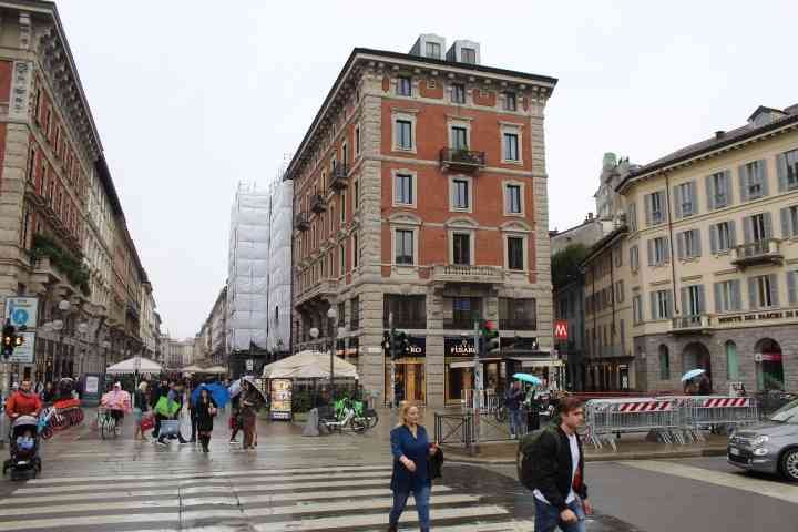 La Via Dante à Milan, en Italie, une grande rue piétonne et commerçante reliant le Duomo de Milan au Château des Sforza, photo gratuite