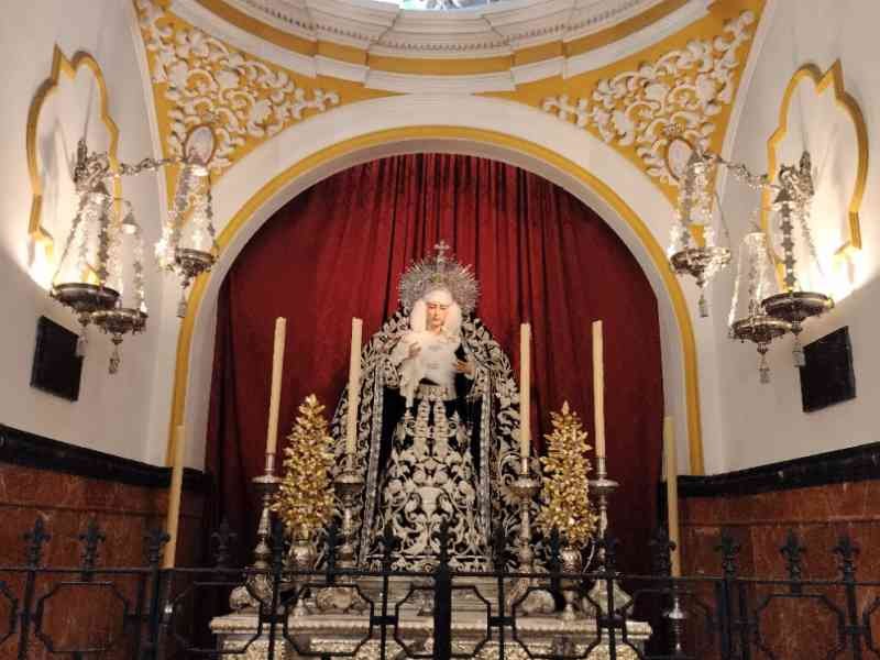 Statue de la Vierge de la Macarena dans la basilique, Malaga Espagne photo gratuite