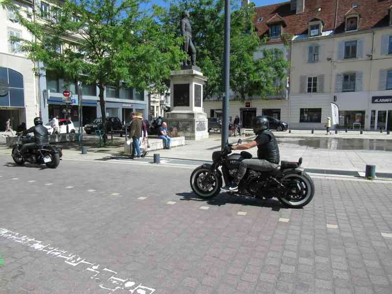 Personnes qui roulent à moto