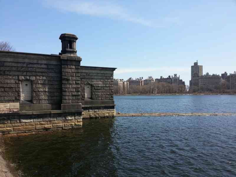 The Reservoir, Central Park, Manhattan, façade d'un bâtiment au bord du fleuve, New-York, États-Unis, photo gratuite