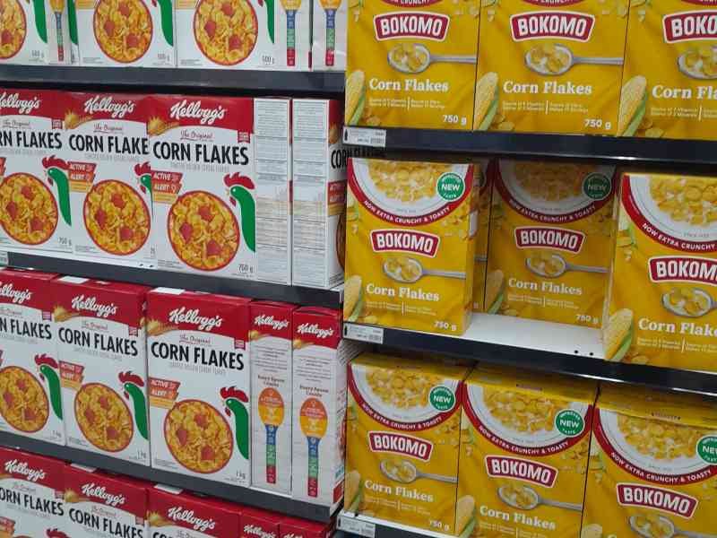 Rayon de céréales Corn Flakes dans un supermarché photo gratuite