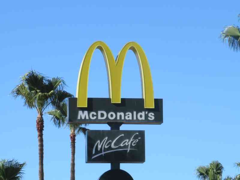 Un panneau extérieur pour McDonald's, photo gratuite