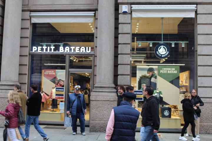 La boutique Petit Bateau, c'est une entreprise et une marque française de vêtements et sous-vêtements, principalement connue pour ses collections pour enfants, photo gratuite