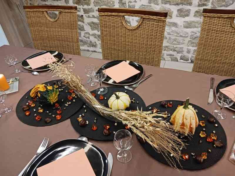 Une table dressée pour un repas d'Halloween, photo gratuite