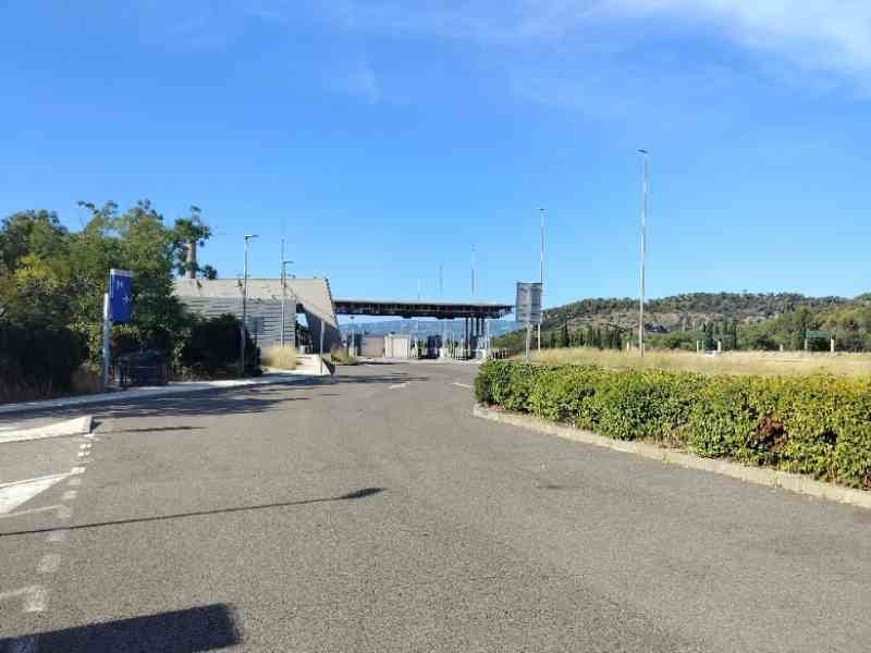 Une route au péage avec un trottoir et de la végétation, photo gratuite